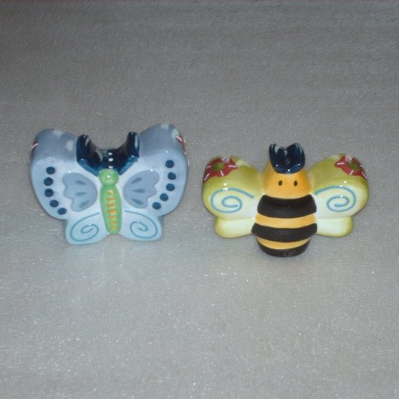 Set of porcelain butterfly salt & pepper shakers - Picture 4 of 6